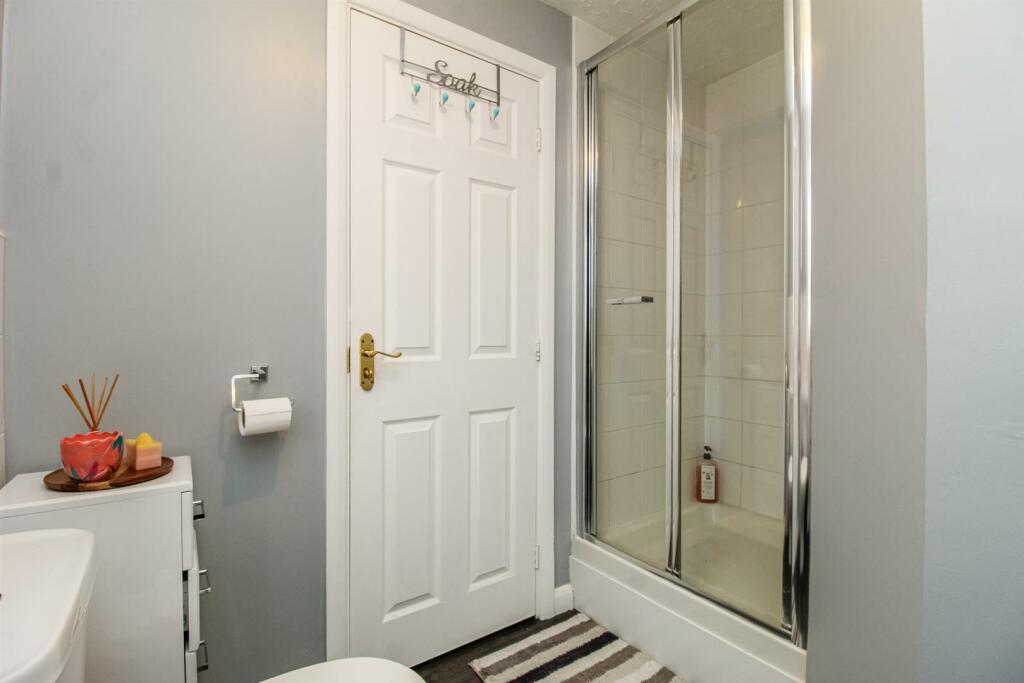 EN SUITE SHOWER ROOM/W.C.