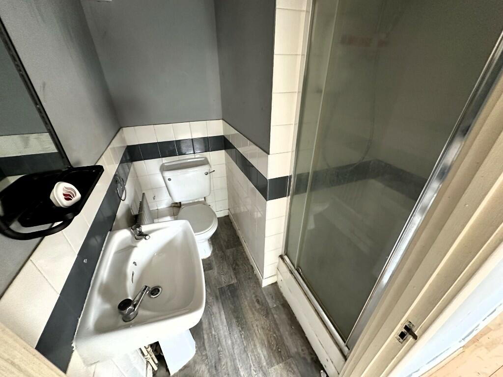 EN-SUITE SHOWER ROOM