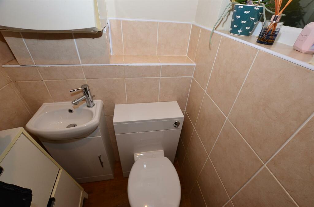 Guests Cloak Room/WC