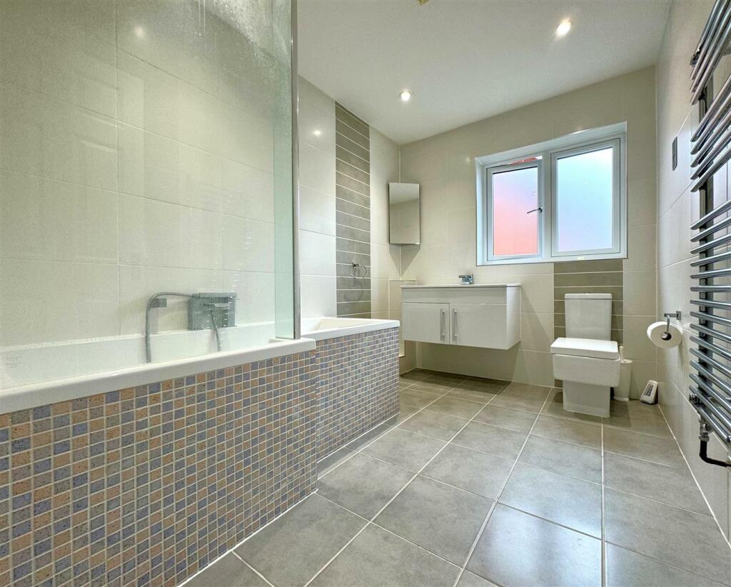 bathroom 2.jpg