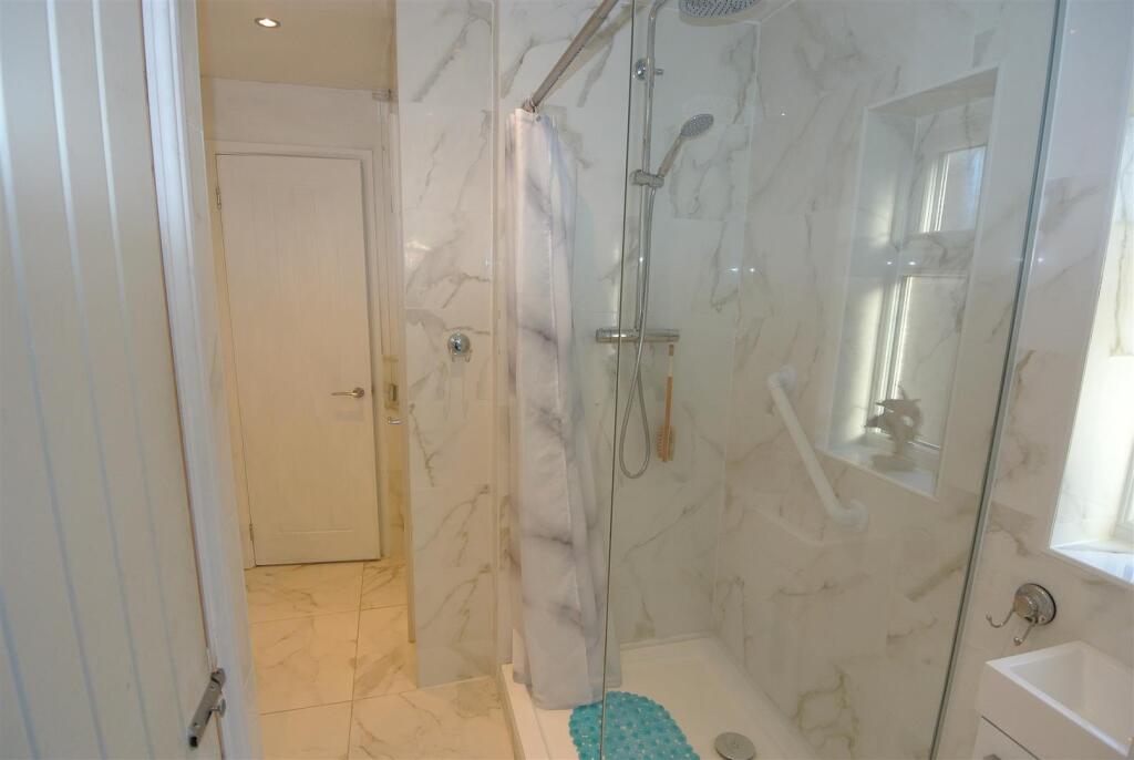 Shower Room b.JPG