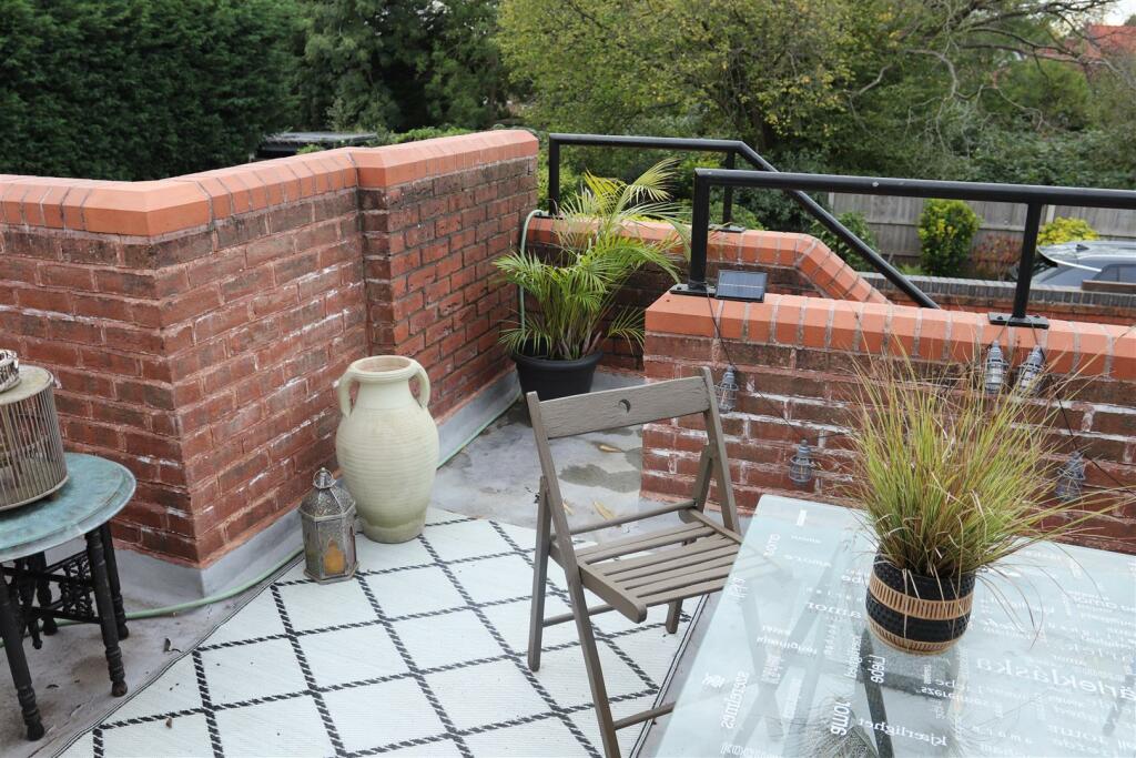 Garden Patio area &amp; ground floor garden