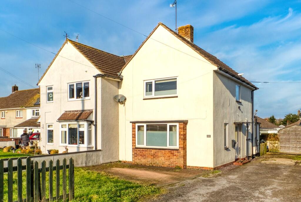 Spacious 1950s two bedroom home in Locking Village