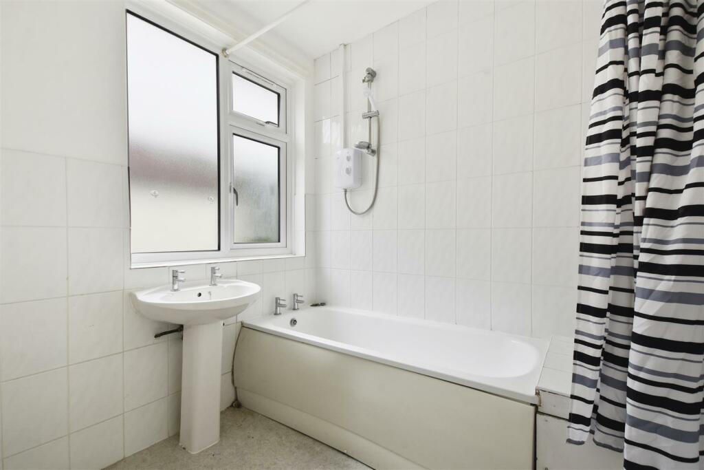 01-83e5GCWT - 12 Irwin Gdns - Bathroom -Original (