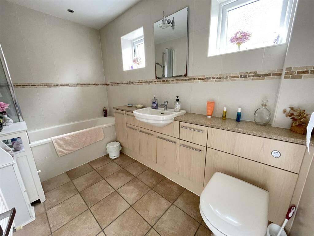 GROUND FLOOR BATHROOM