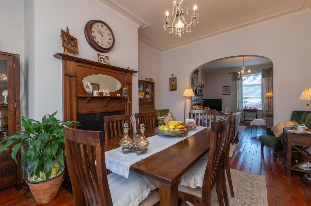 Lounge/Dining Room