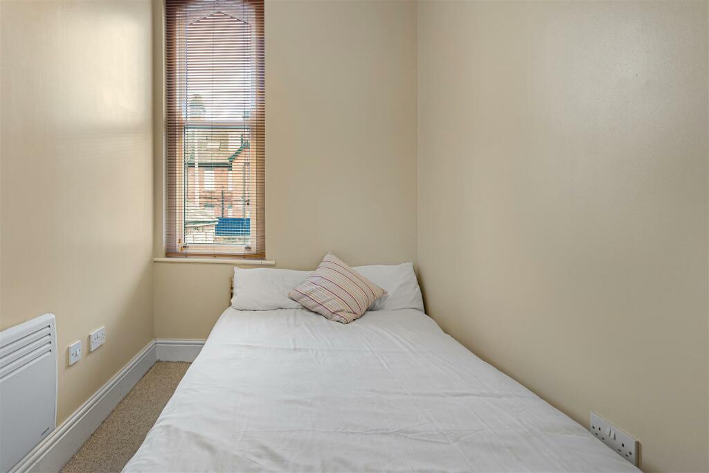 Flat_4_10_Wenlock_Terrace__10.jpg