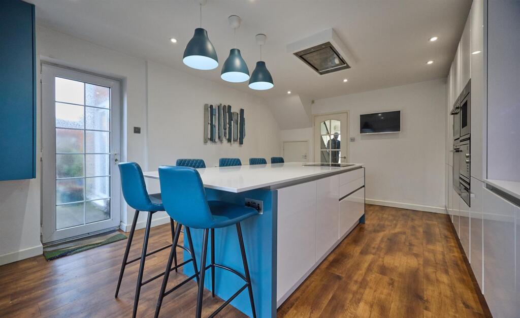 LUXURY REFITTED DINING KITCHEN TO REAR