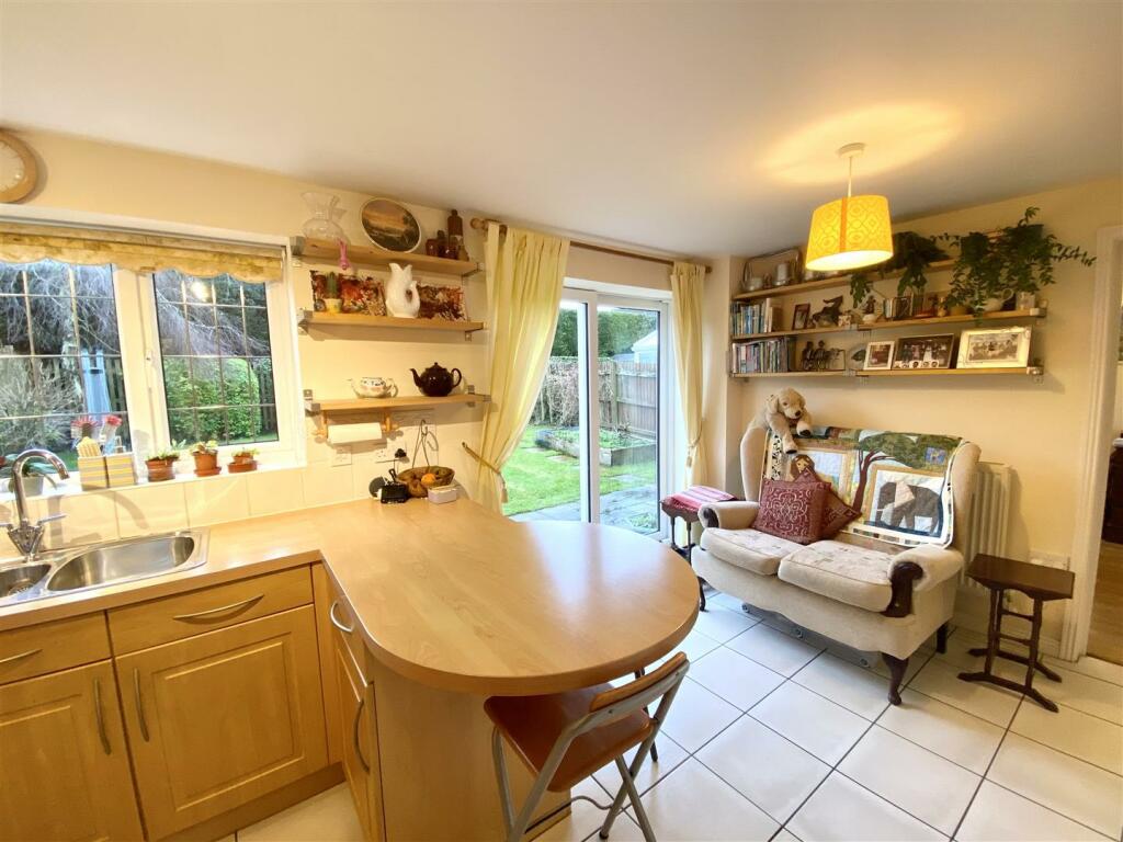 KITCHEN/BREAKFAST AREA