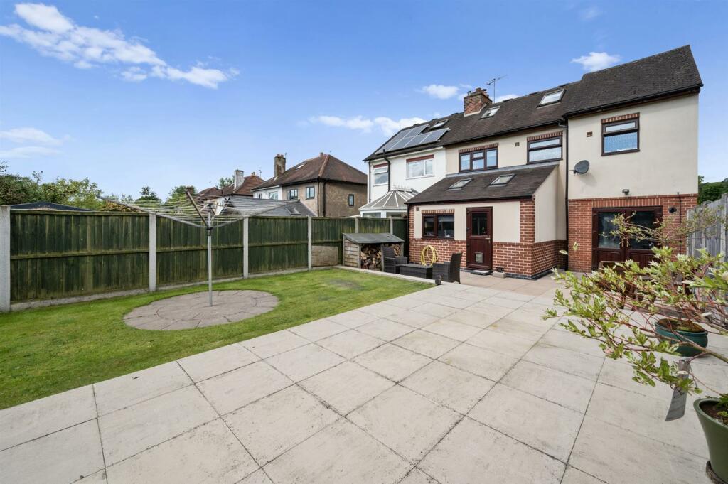 Rear Garden to dining patio.jpg