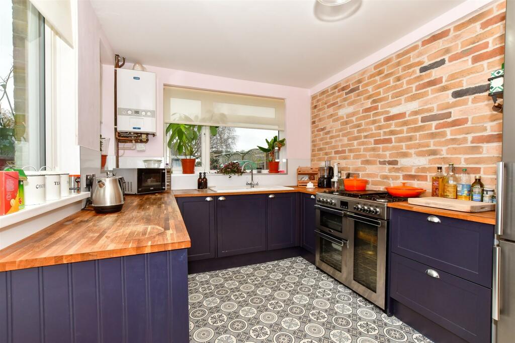 Kitchen/ Breakfast Area