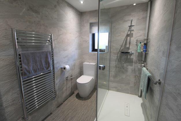 R Shower Room (2).jpg