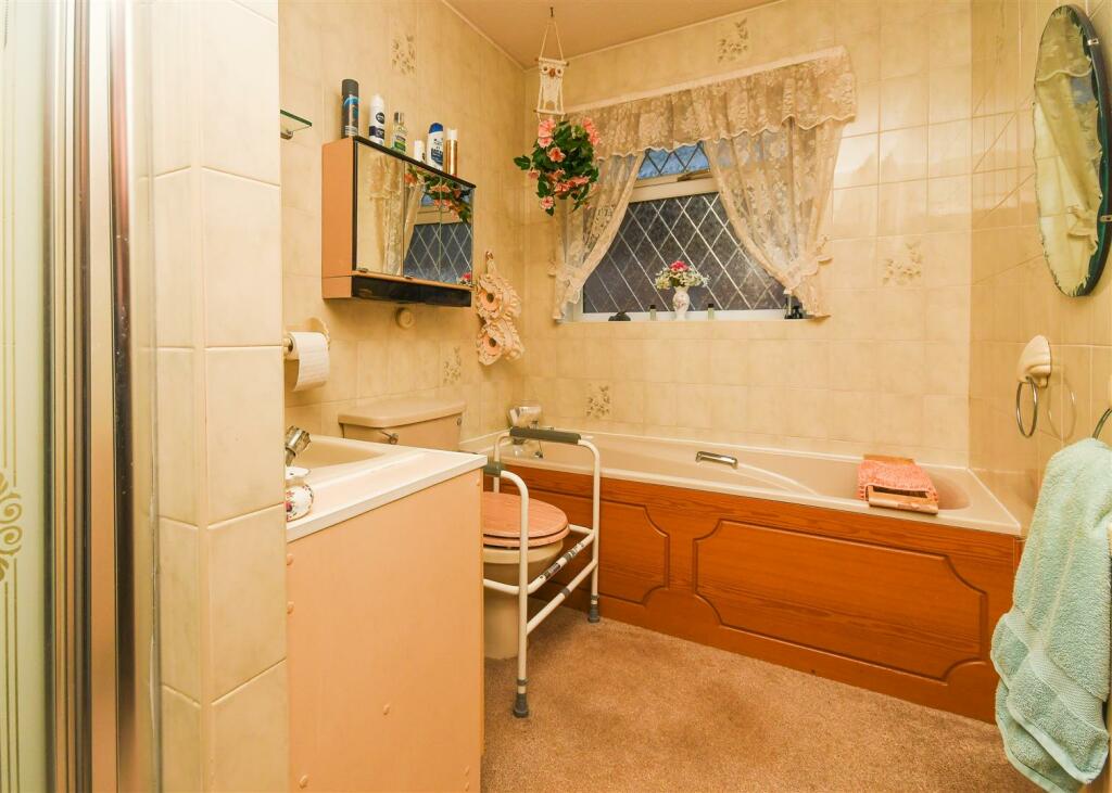 39 Foley Grove - Bathroom.jpg