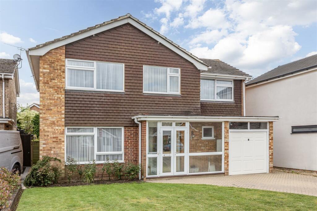 6 Acacia Close, Woodham, KT15 3sj - 19.jpg