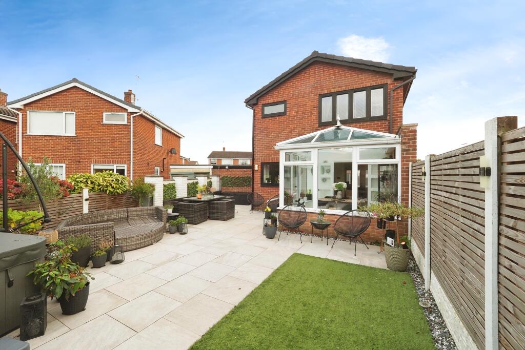 Low maintenance yet very pretty rear garden - Artificial Lawn, new fence and great sized patio