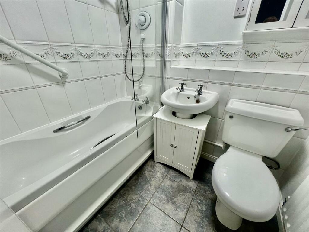 BATHROOM/WC