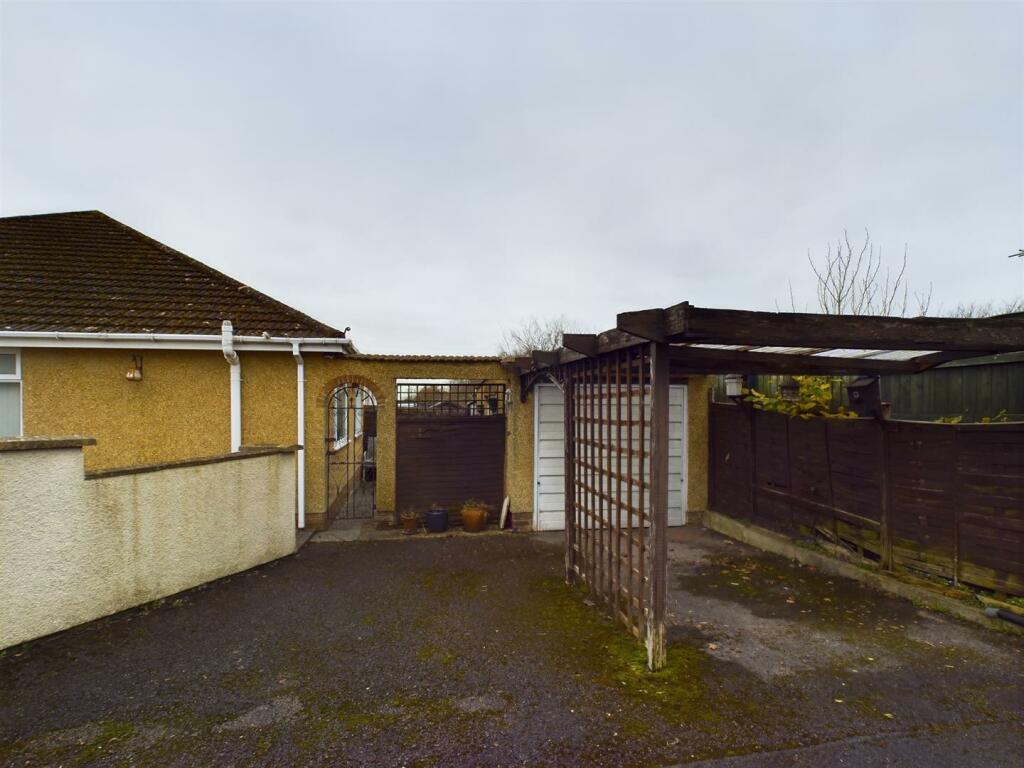 Garage/Driveway