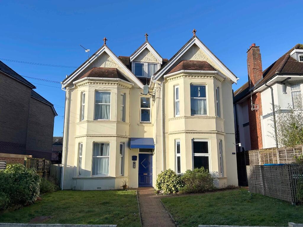 Sea Road, Bournemouth, close to beach and shops