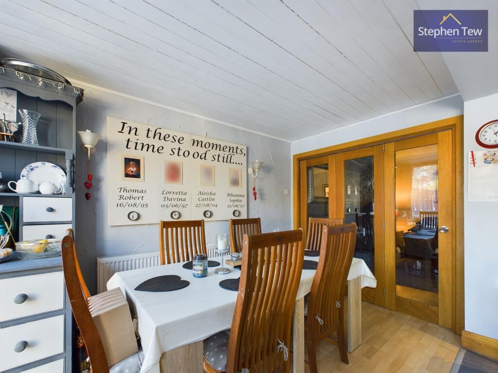 Kitchen/ Dining Room