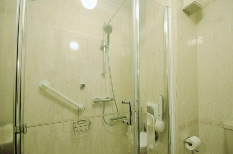 SHOWER ROOM