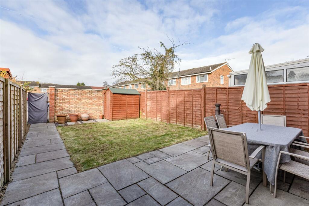 127 Orchard Way, Addlestone, KT15 1LN - 4.jpg