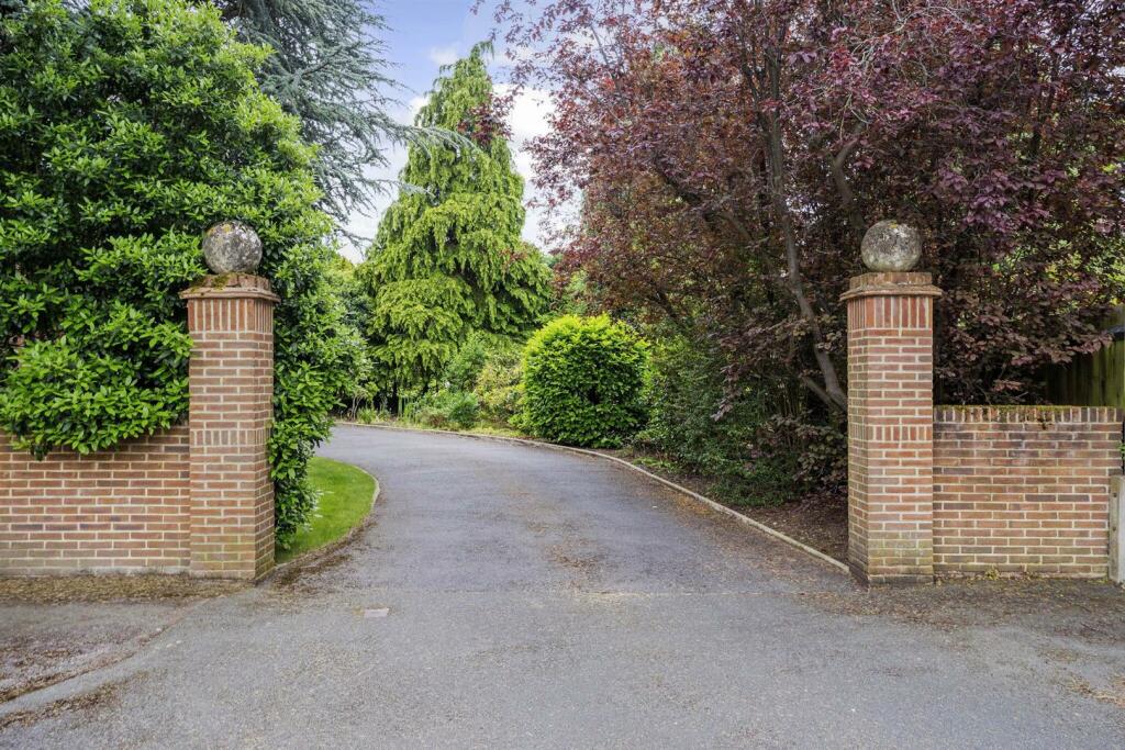 70678_8 Charlton Park Gate - (5)_low.jpg