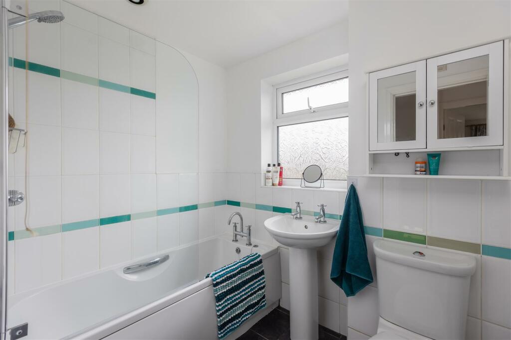 Malton Road 15 Bathroom.jpg