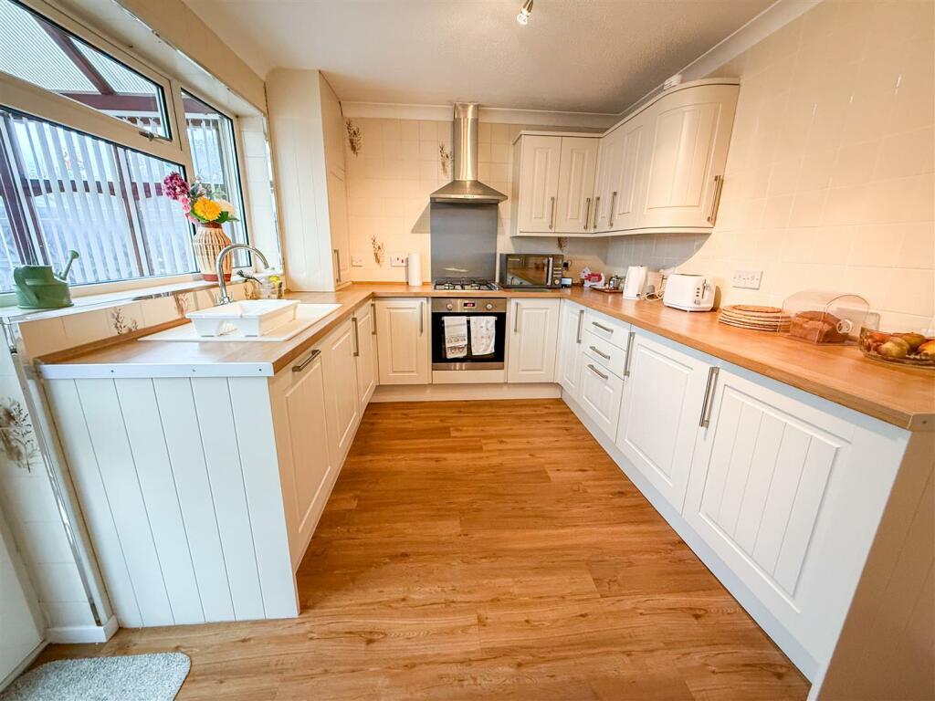 KITCHEN/BREAKFAST ROOM