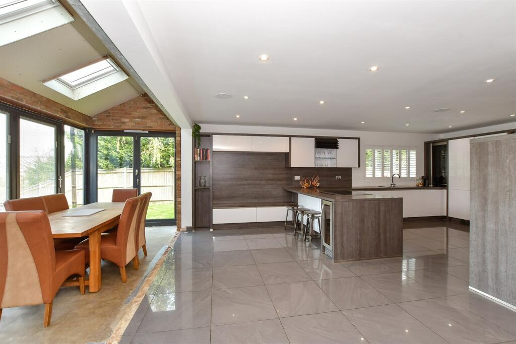 Kitchen/ Dining Area