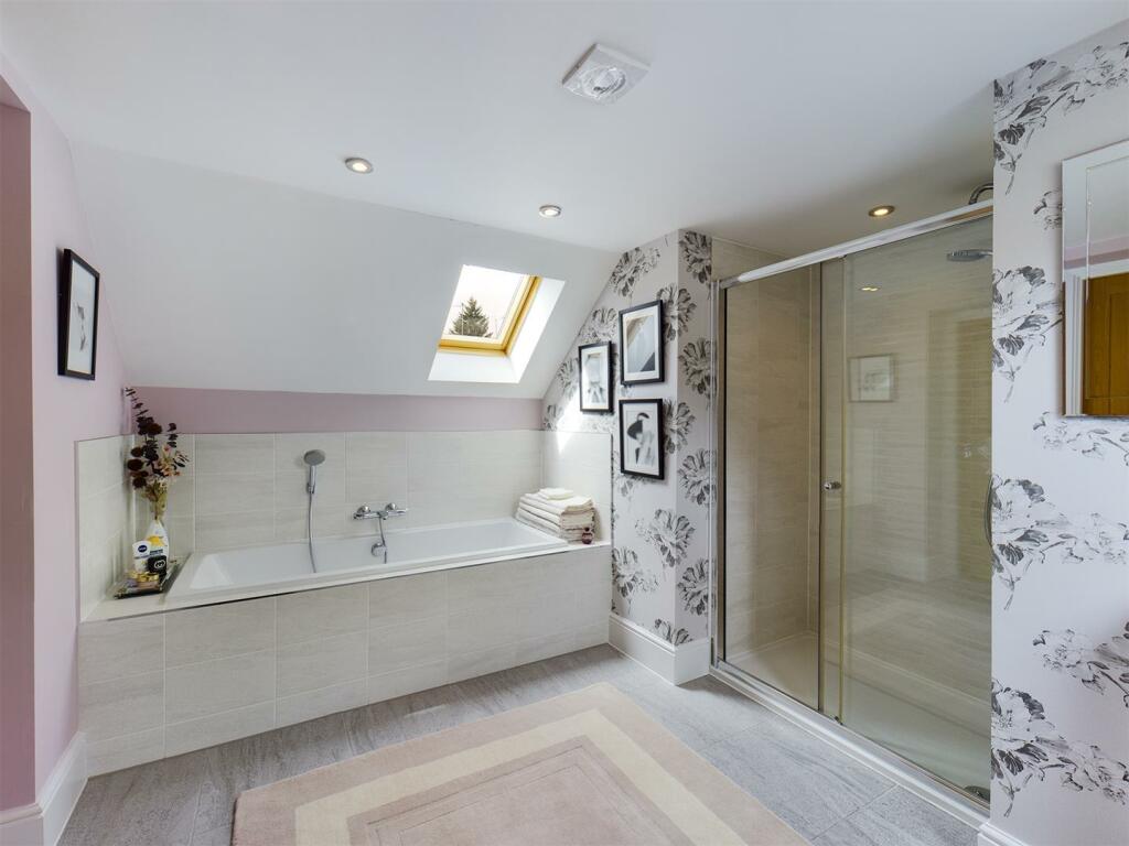 Jack and Jill En-suite Bathroom