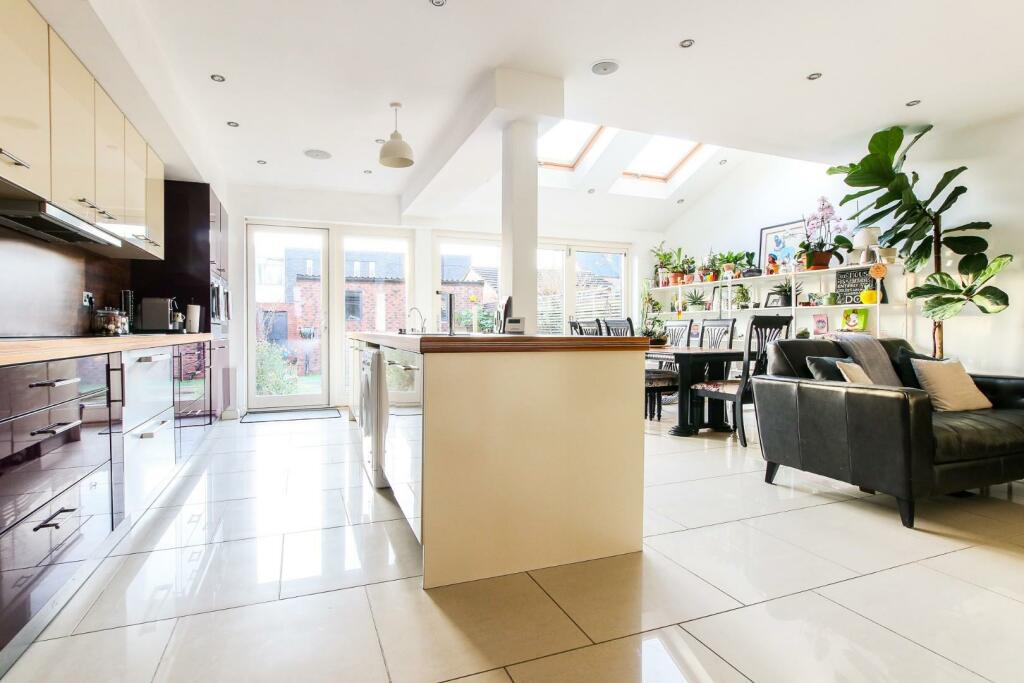 Kitchen / Dining Area