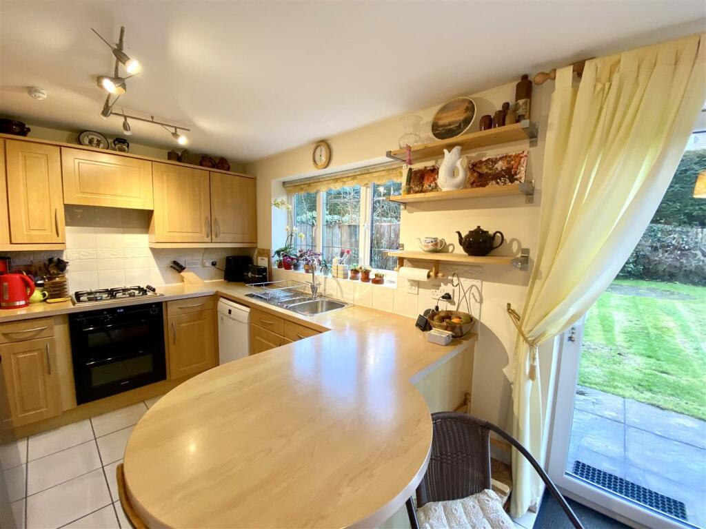 KITCHEN/BREAKFAST AREA