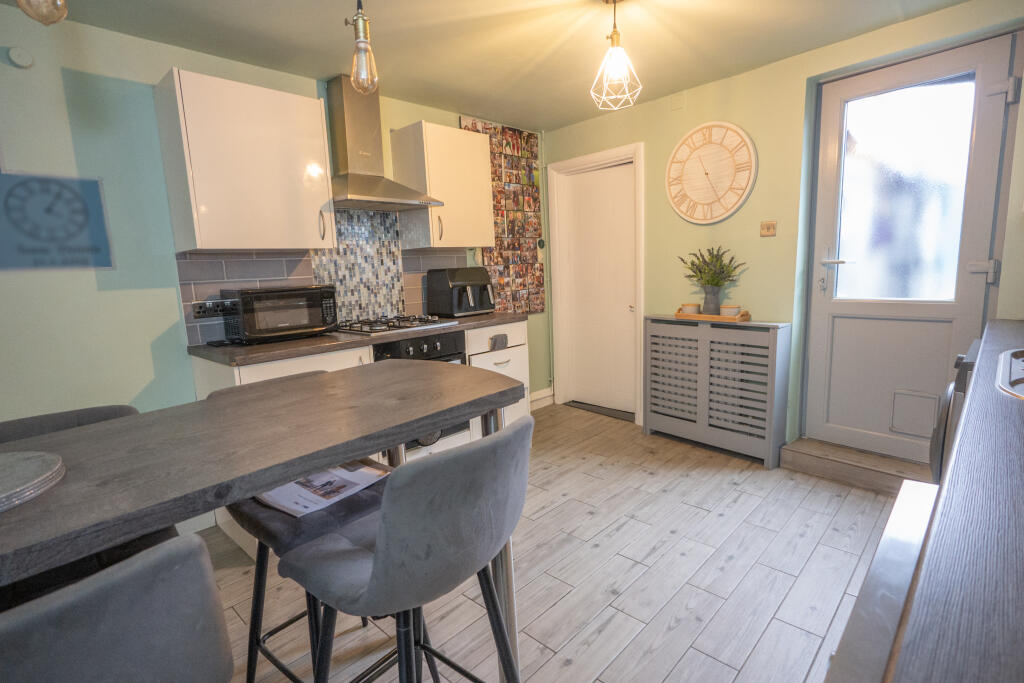 KITCHEN/DINING ROOM