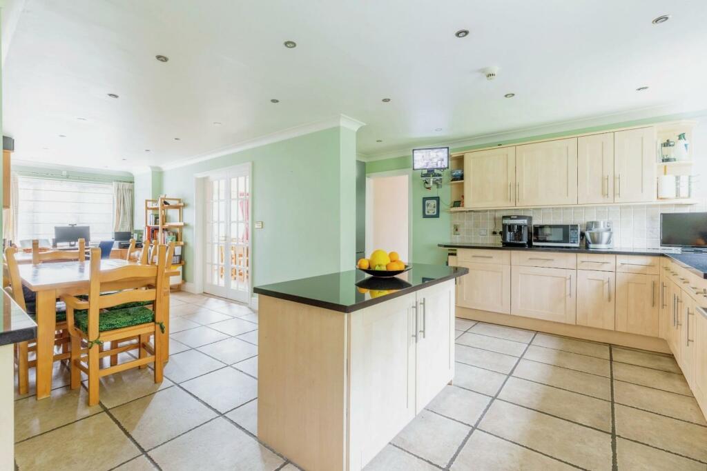 KITCHEN/BREAKFAST ROOM