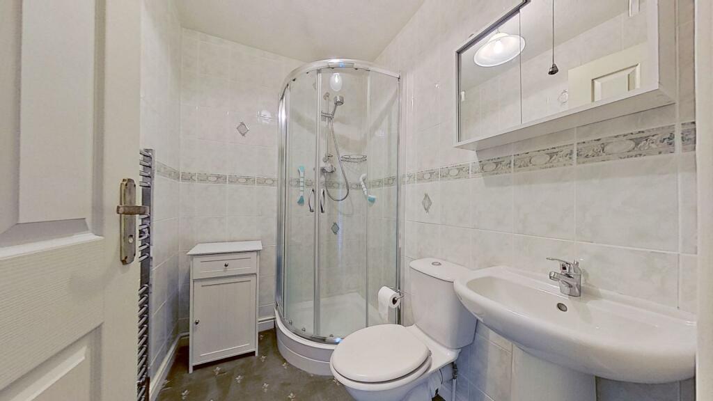 EN-SUITE SHOWER ROOM