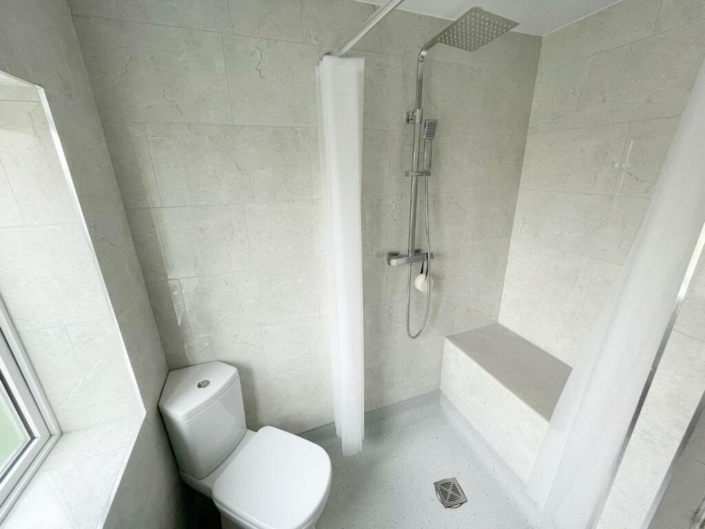 Bathroom 2.jpg