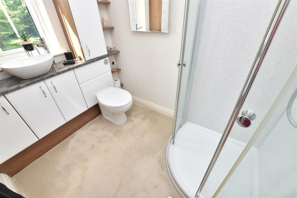 EN SUITE SHOWER ROOM/WC