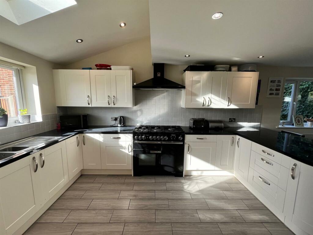 Open plan kitchen/dining room