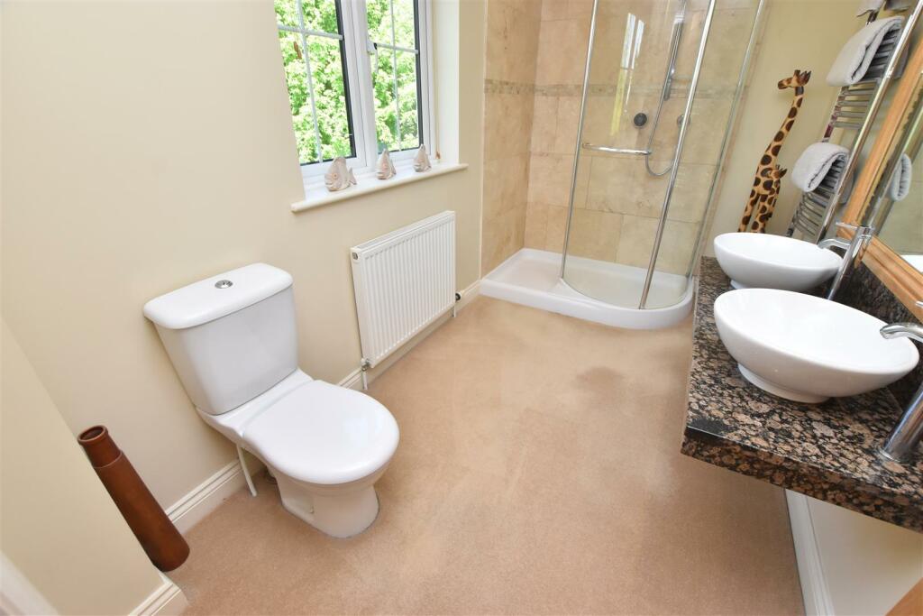 EN SUITE SHOWER ROOM/WC