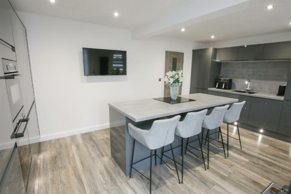 OPEN PLAN &#39;ISLAND&#39; DINING KITCHEN