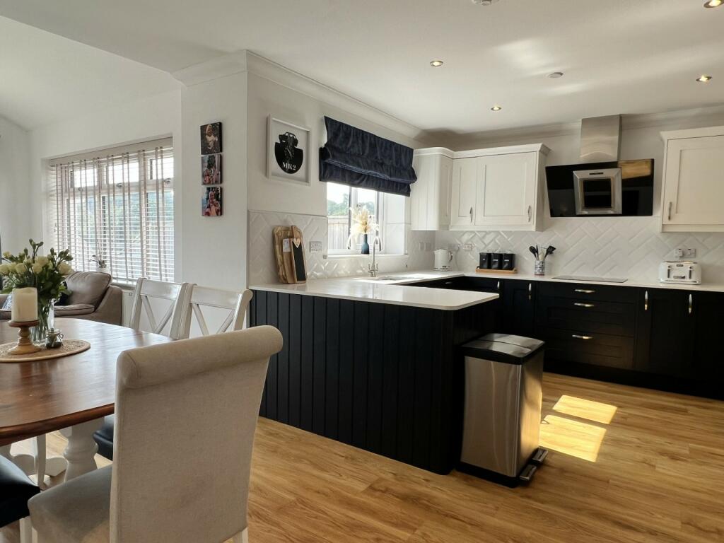 Kitchen/Dining Area