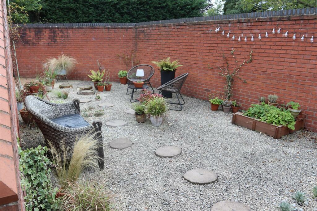 Garden Patio area &amp; ground floor garden