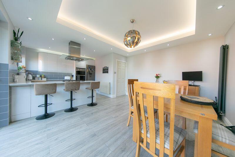 Open plan kitchen &amp; dining room