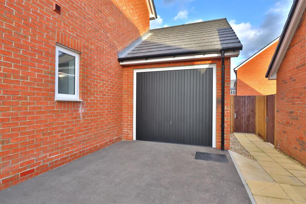 Gatekeepers Drive, Lancing, BN15