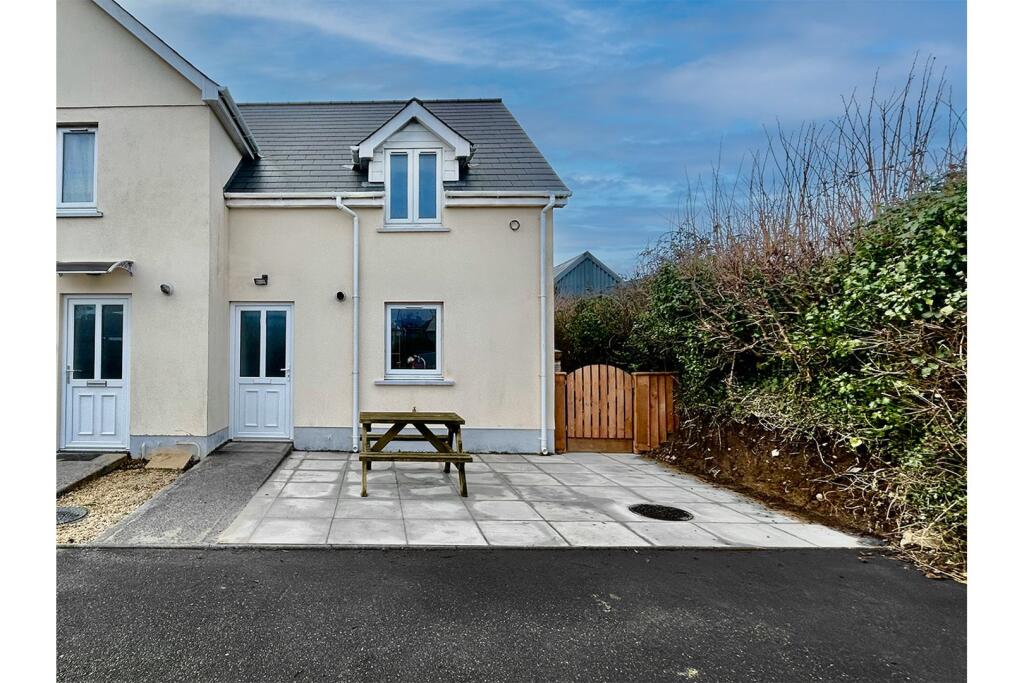 Pentre Road, Carmarthen, SA33