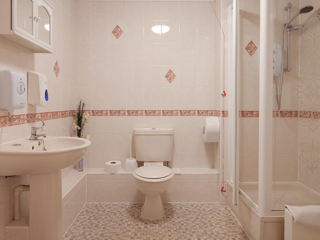 GUEST SHOWER ROOM 