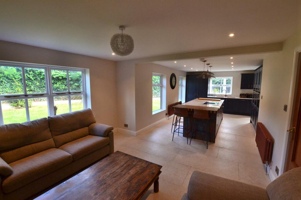 OPEN PLAN FAMILY LIVING KITCHEN