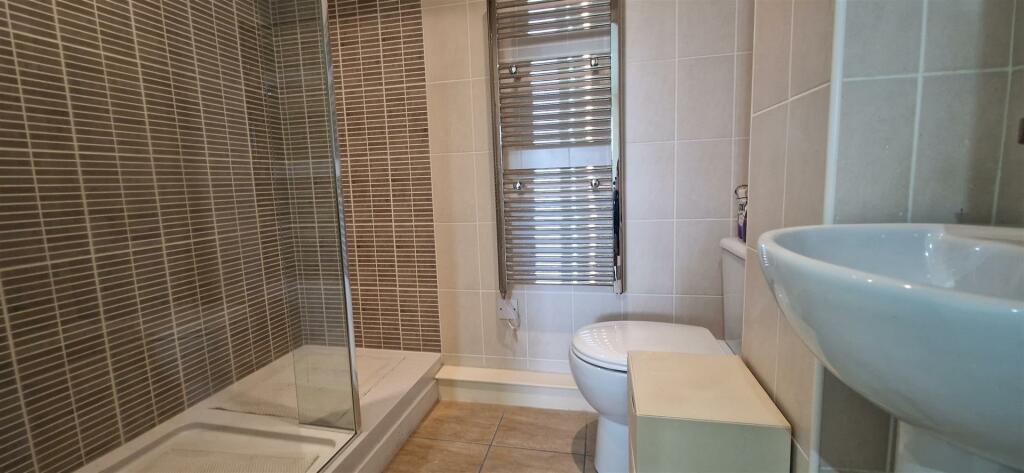 EN SUITE SHOWER ROOM