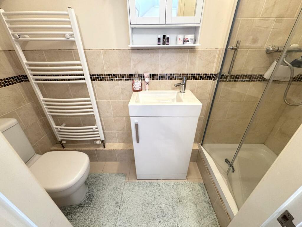 EN-SUITE SHOWER ROOM