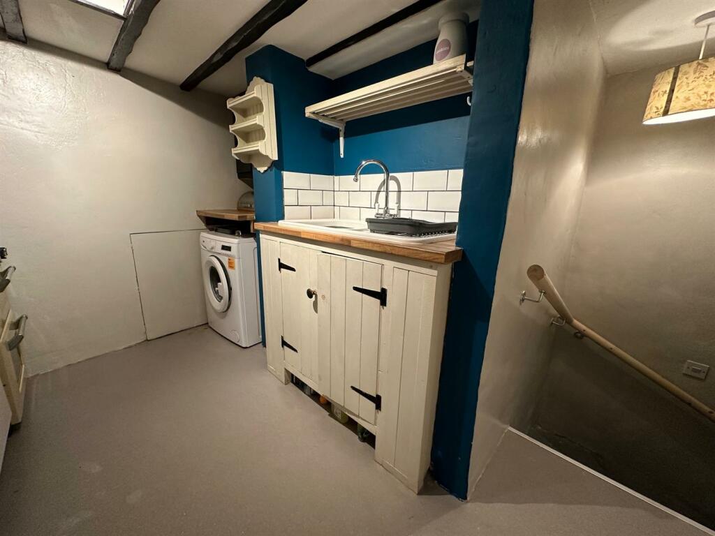 Kitchen 2.jpg